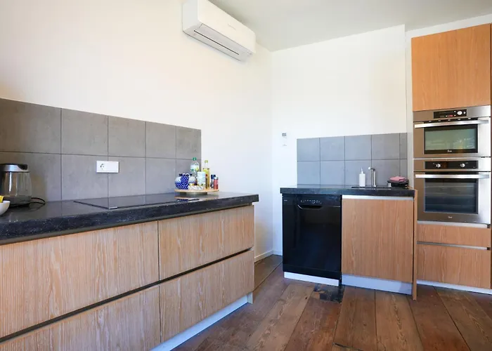 Fijn, Recent Volledig Gerenoveerd In Apartment *