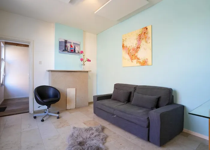 Fijn, Recent Volledig Gerenoveerd In Apartment *