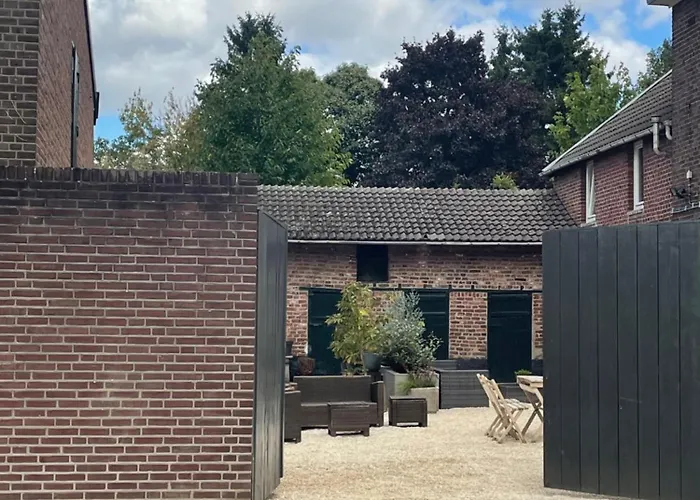 Fijn, Recent Volledig Gerenoveerd In Apartment *